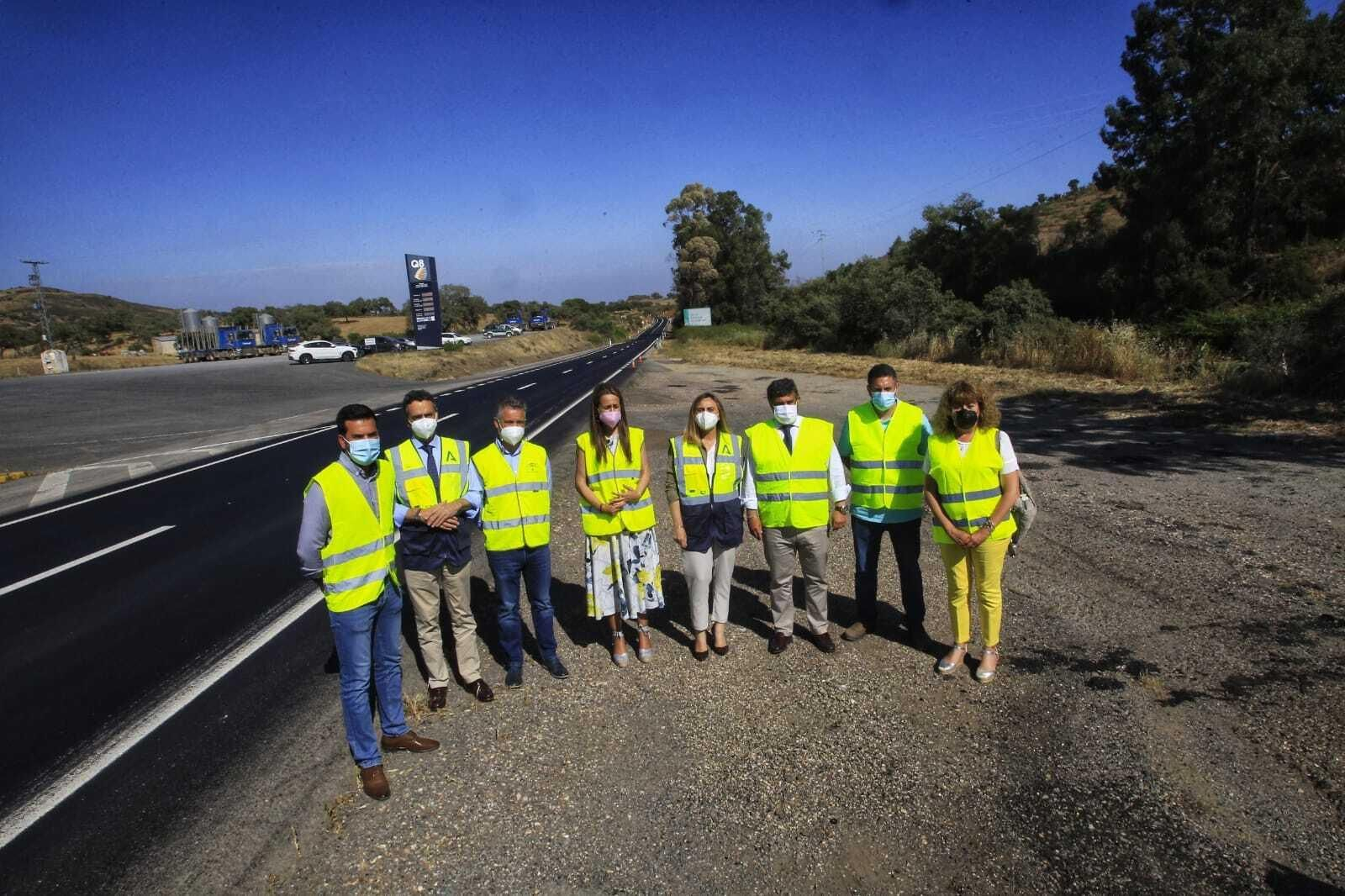 La consejera Marifrán Carazo, durante su visita a la carretera andevaleña.