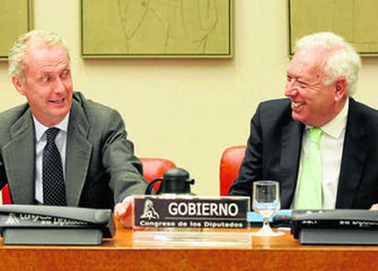 García-Margallo (d) y Morenés (i), durante su comparecencia de ayer ante la Comisión de Asuntos Exteriores.