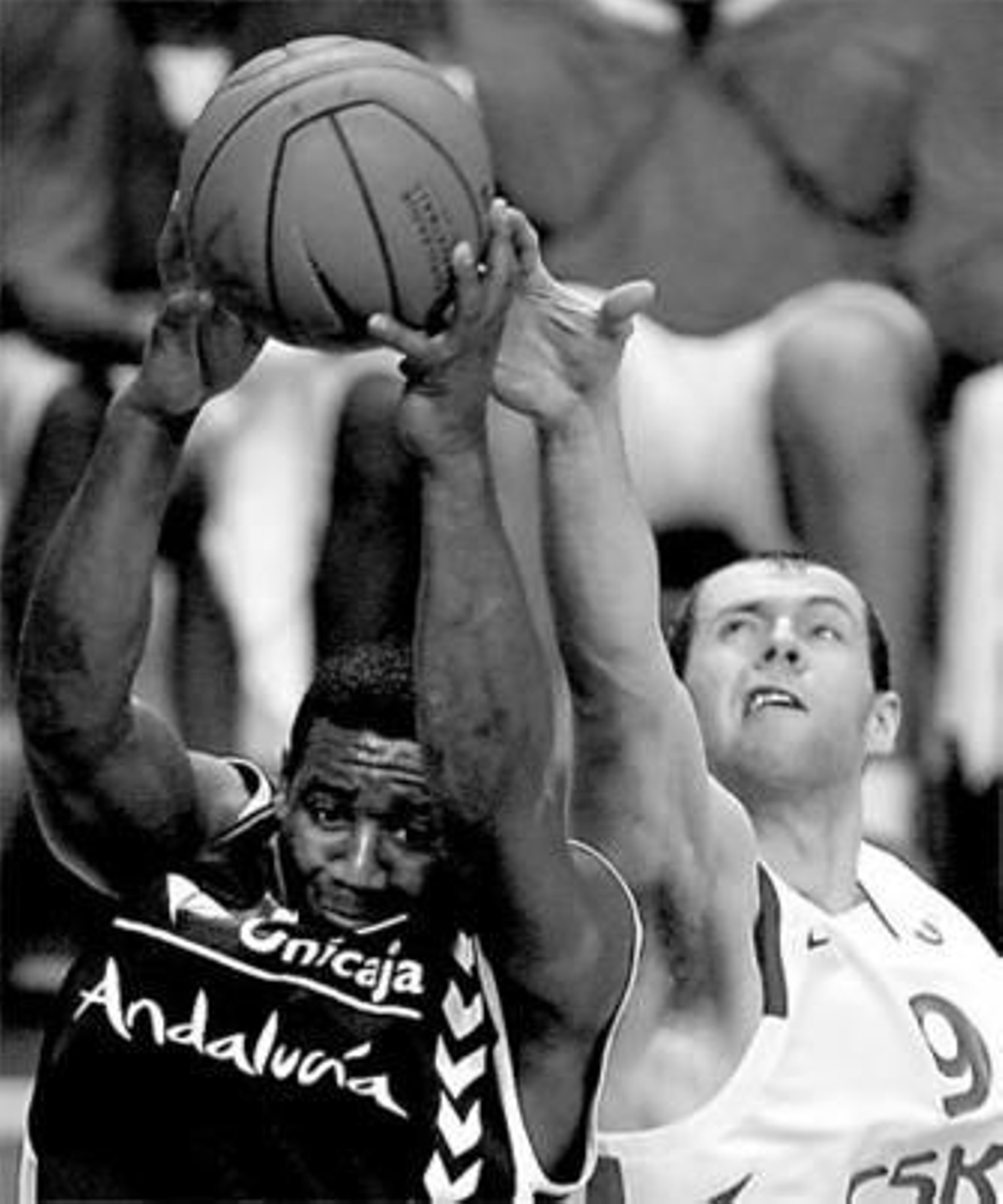 Castle le roba un rebote a Siskauskas.