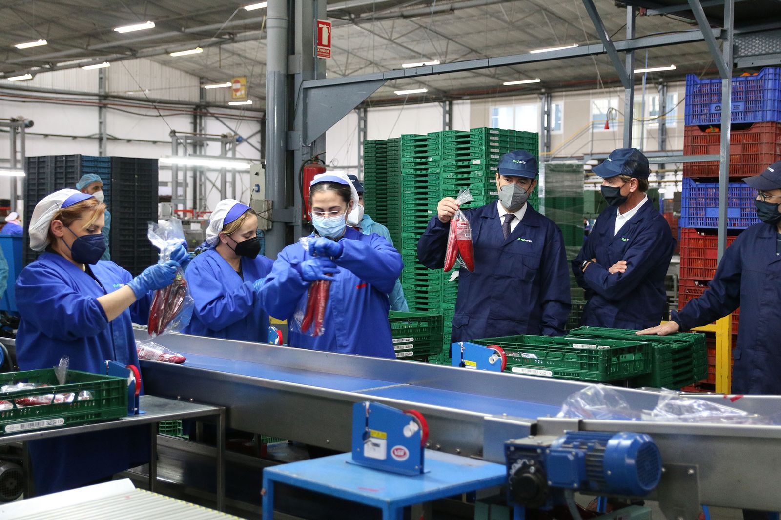 Fotogalería Juanma Moreno visita la cooperativa Murgiverde