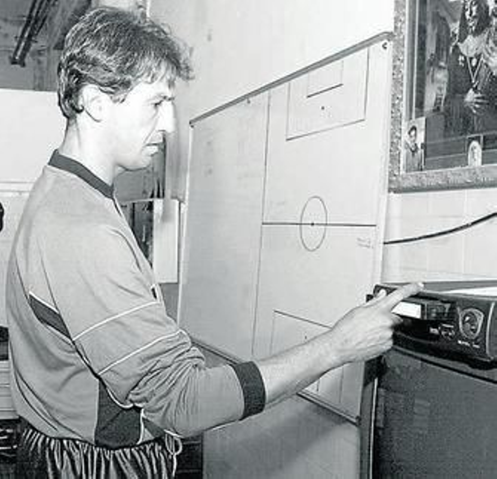 Jose prepara una cinta de vídeo (i) y realiza apuntes sobre una pizarra durante su primera etapa en el equipo cadista.