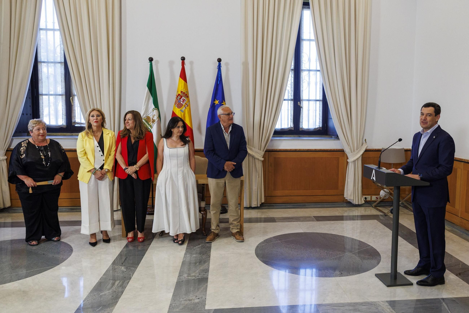 Juanma Moreno preside firma acuerdo sobre mejora sistema educativo con los representantes sindicales