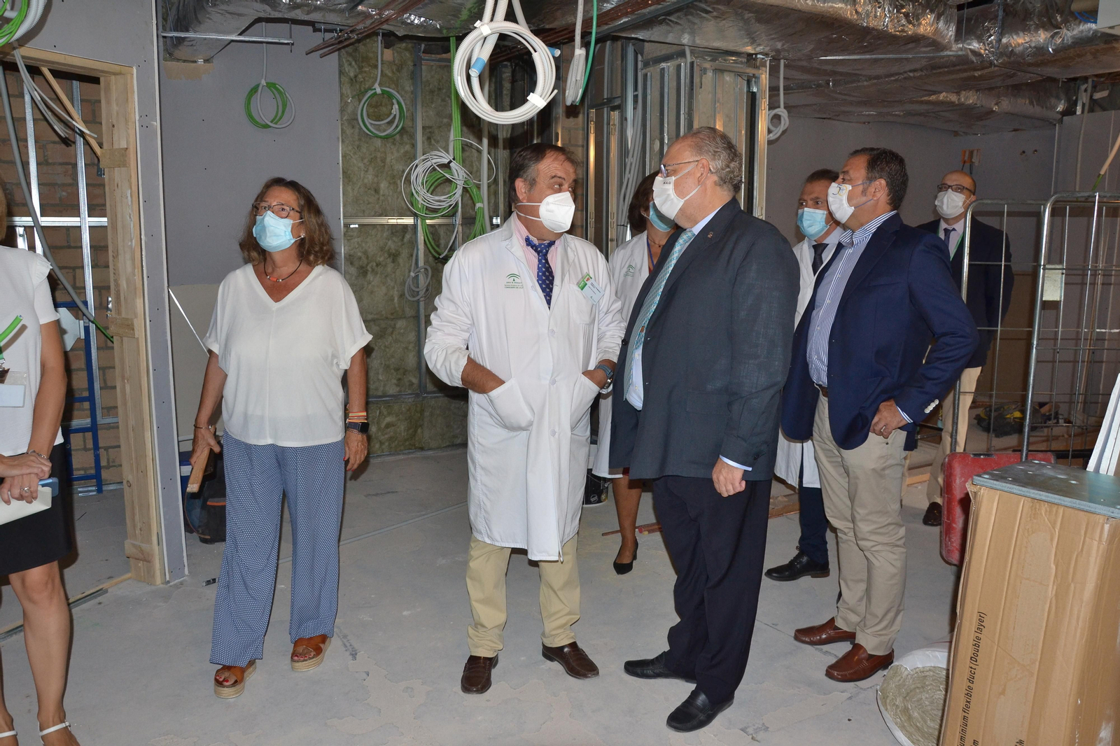 El gerente del Macarena, Miguel Ángel Comenero, y el gerente del SAS,  Miguel Ángel Guzmán, conversan en una de las zonas en obras.