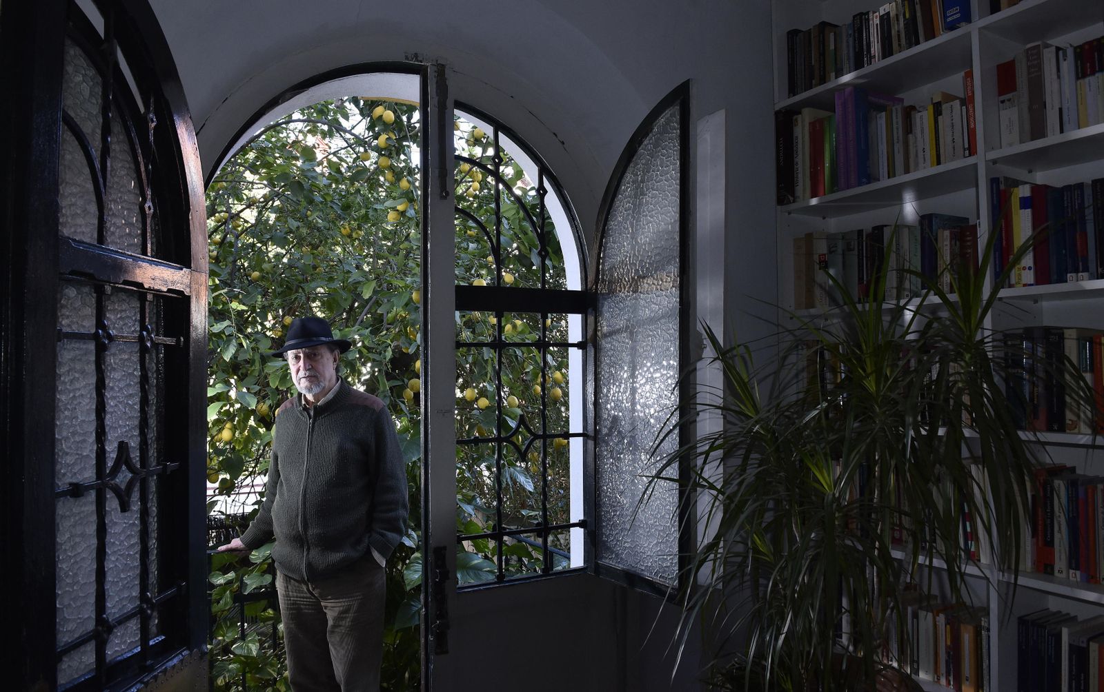 José María Vaz de Soto, en su domicilio del Porvenir, durante un momento de la entrevista.