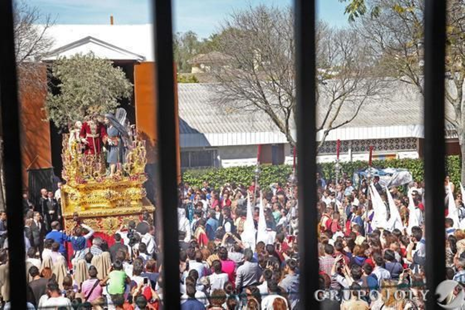 El Señor de la Clemencia se hace presente ante la multitud, que soportó un sol de justicia para verle iniciar su camino hacia la Catedral.

Foto: Vanesa Lobo