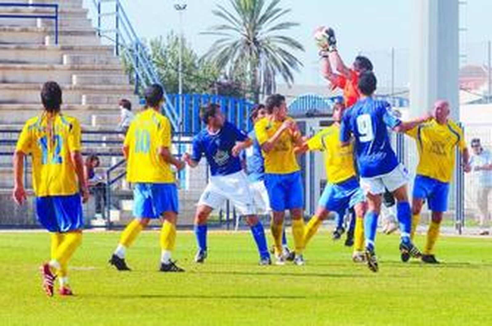 Bocardo atrapa con seguridad un balón bombeado del filial xerecista.