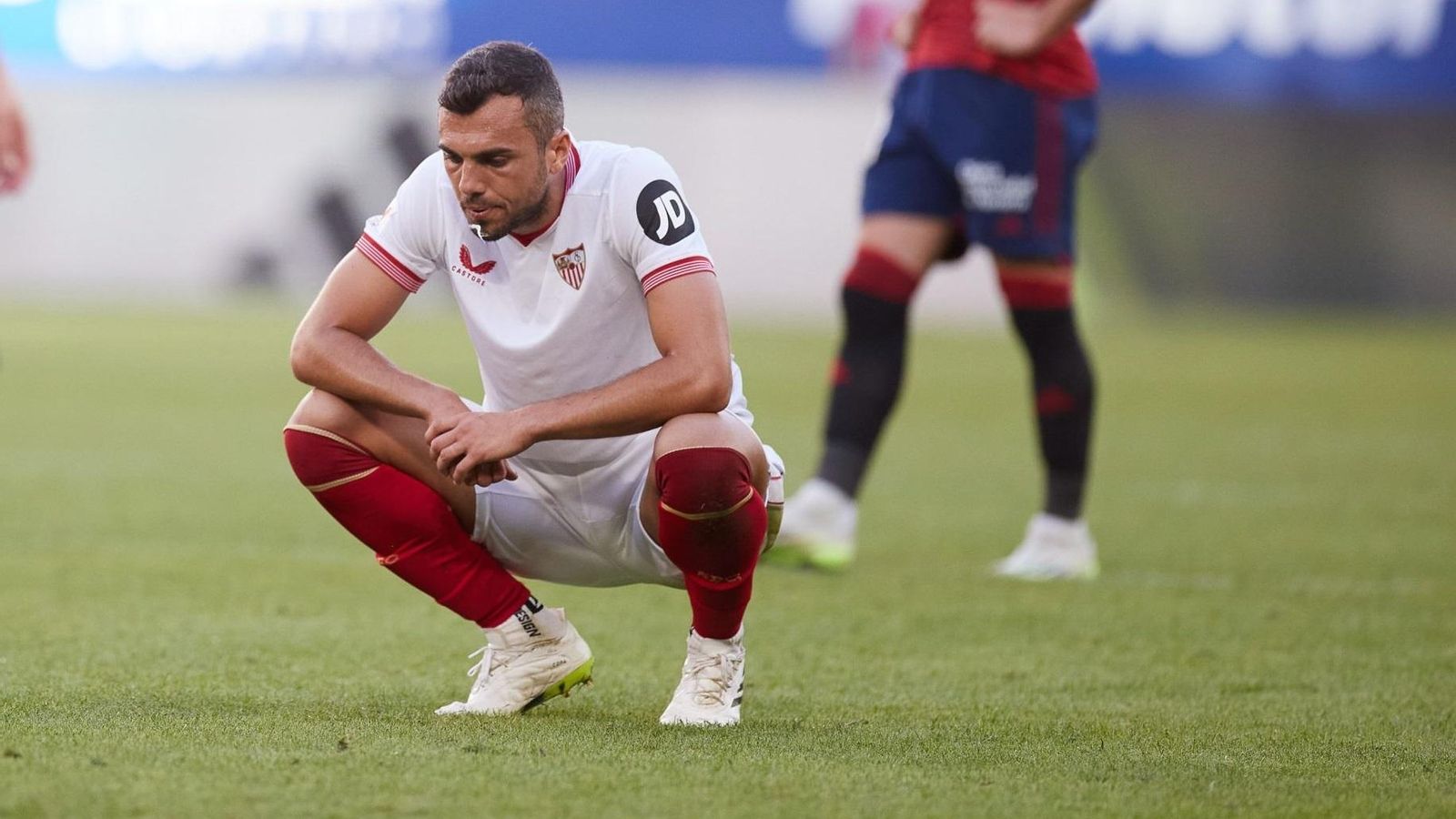Joan Jordán, pensativo tras acabar el partido en Pamplona.