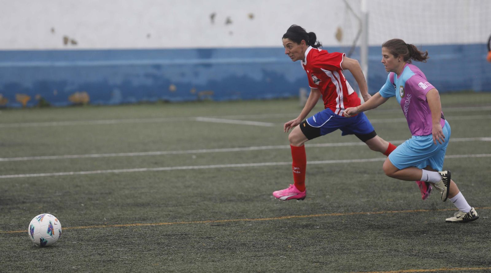 Las fotos de la primera jornada de la Liga Nacional de fútbol para veteranas, en La Línea