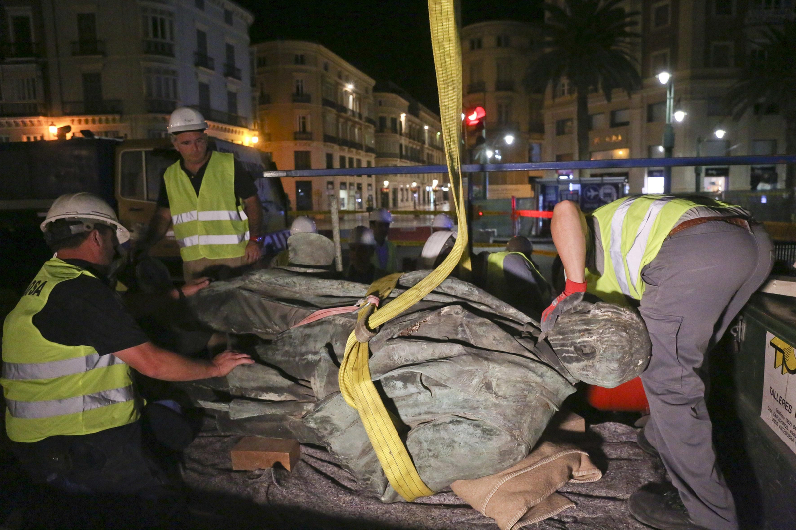 Así fue el desmontaje de la estatua del Marqués de Larios