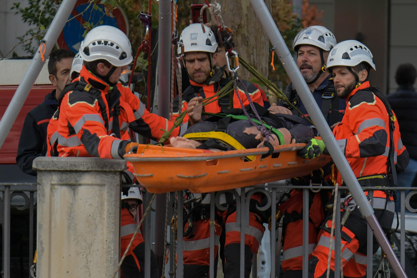 Fotos: Las mejores imágenes del simulacro de rescate de un coche accidentado en el río Genil de Granada