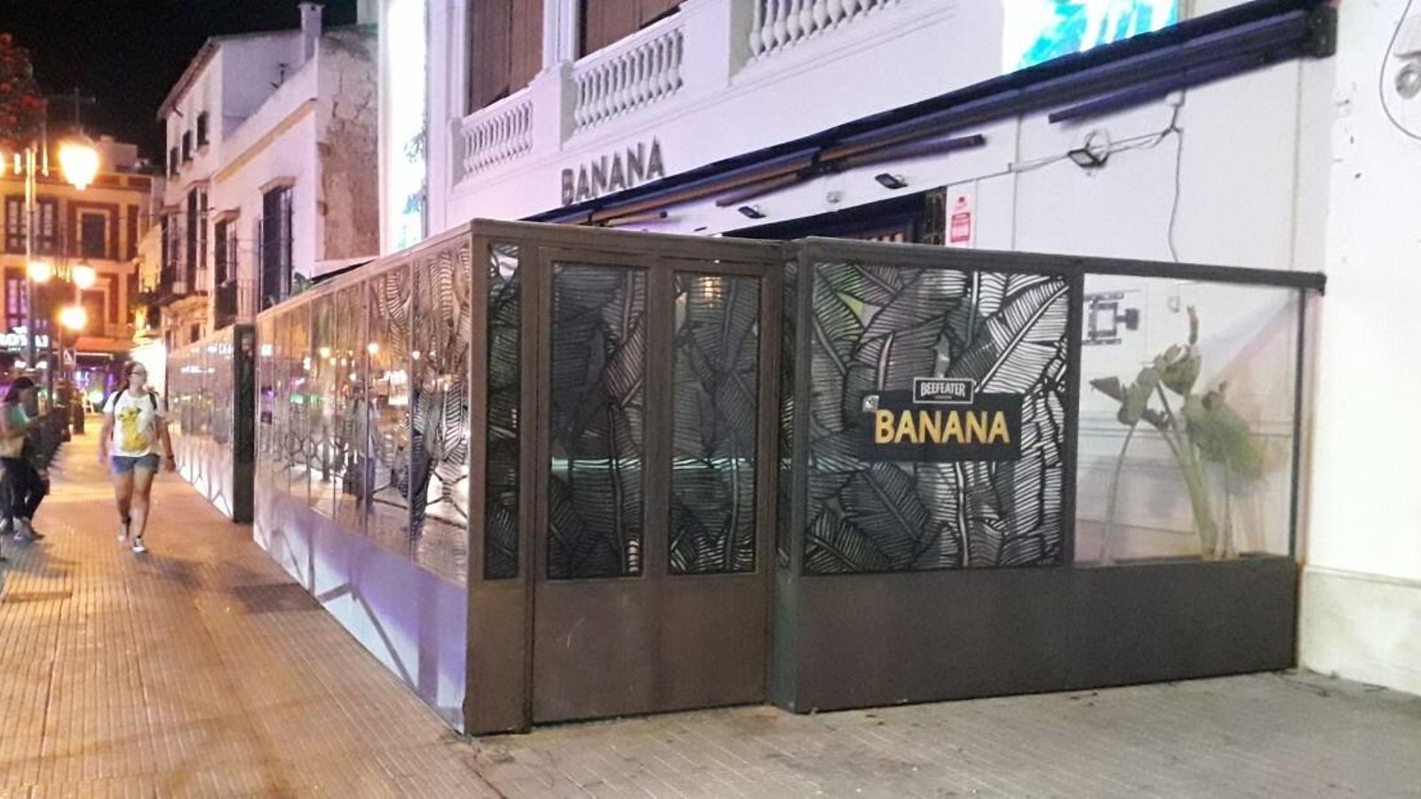 Algunos cerramientos para terrazas son tan exagerados como el de la discoteca Banana, en la Ribera del Marisco.