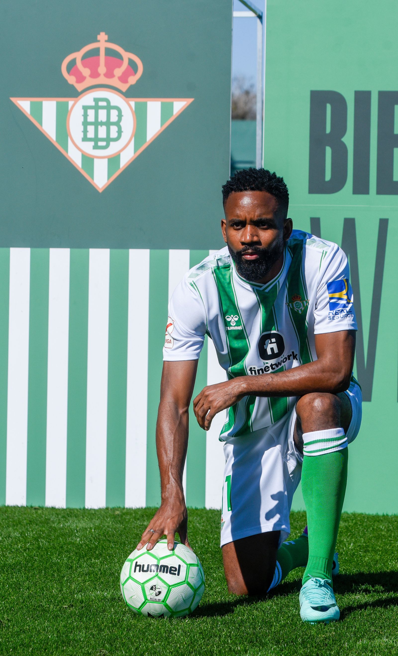 La presentación de Cédric Bakambu, en imágenes