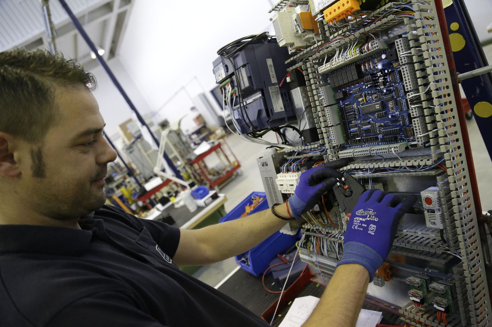Un empleado de una empresa malagueña.