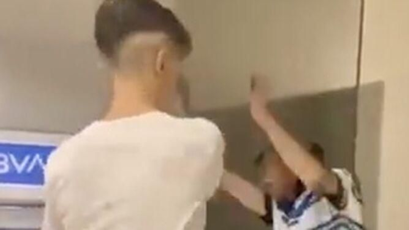 Captura del momento en el que el menor abofetea al mendigo