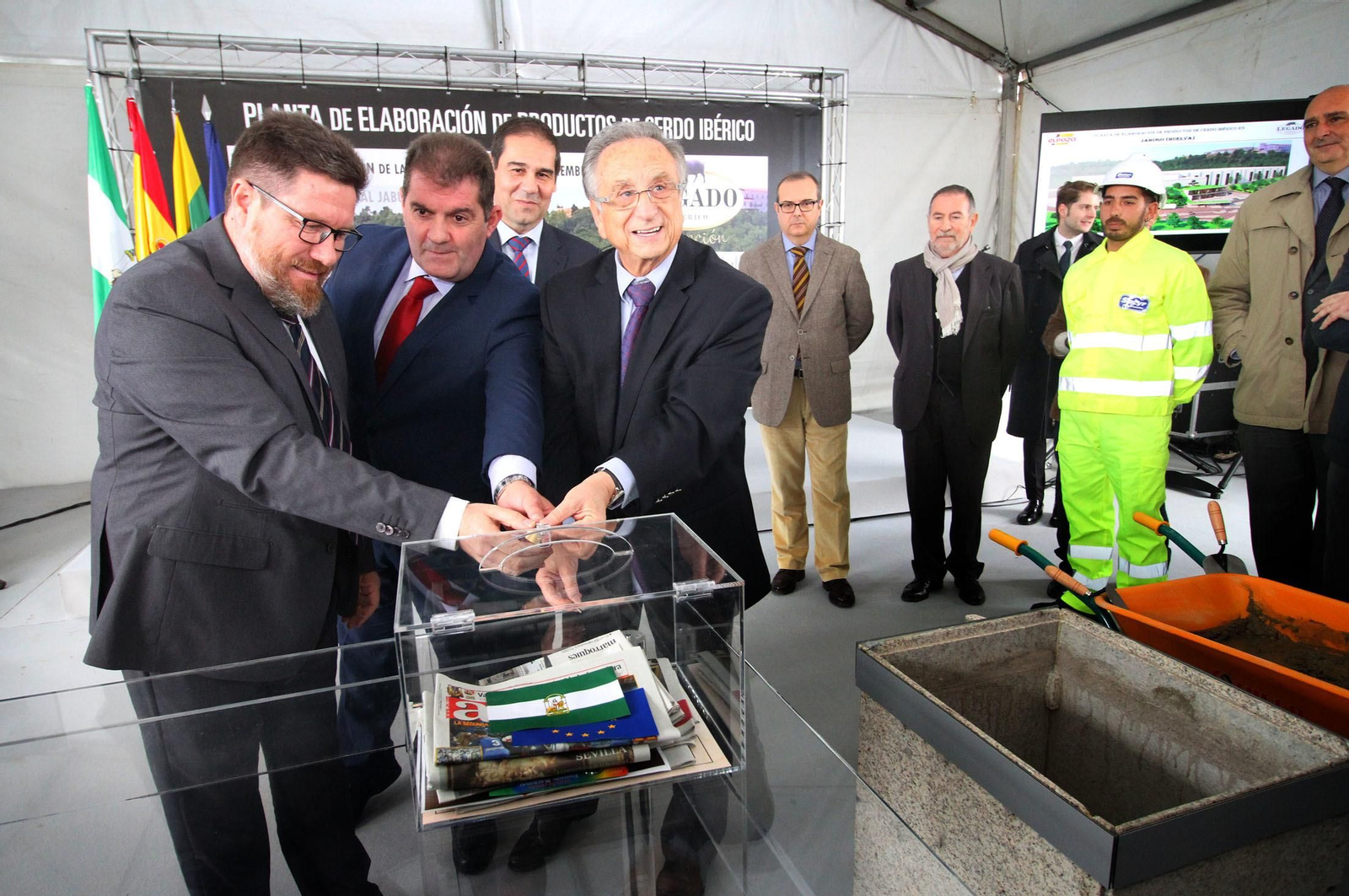 Imágenes de la colocación de la primera piedra de la planta de ElPozo en Jabugo.