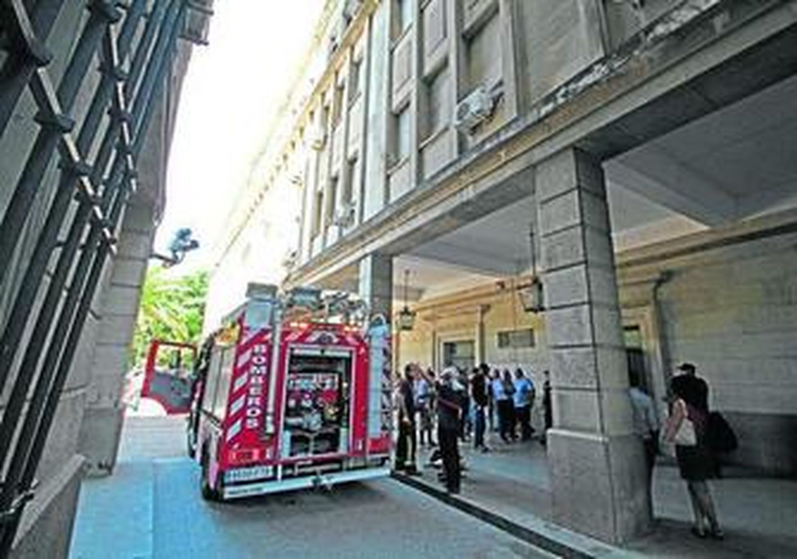 Un camión de Bomberos, en el pasillo que discurre entre los juzgados y el edificio de la Audiencia.