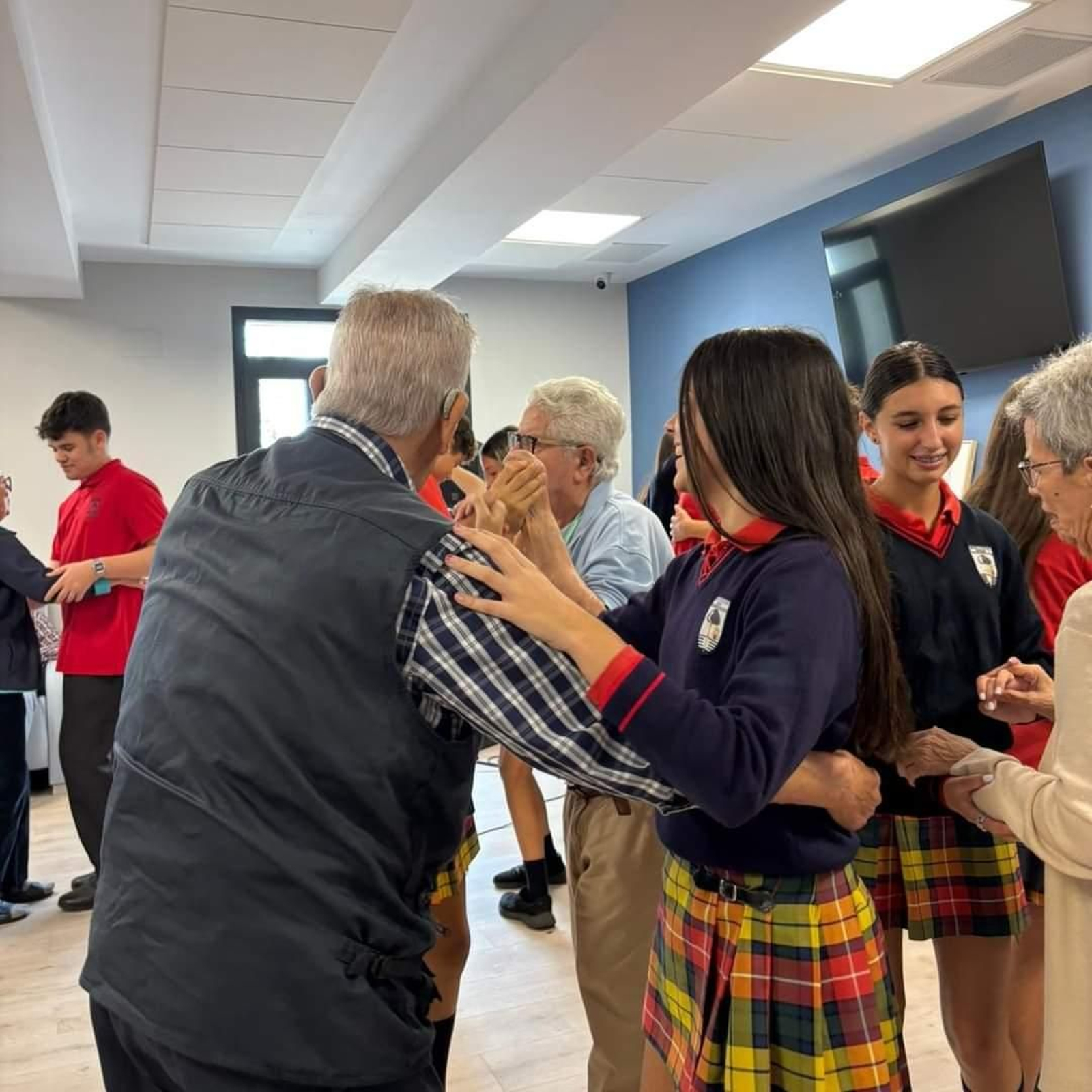 Las personas de la residencia reciben las visitas regulares de estudiantes del IES Alto Conquero, quienes participan junto a los residentes en proyectos que promueven la conciencia sobre los Objetivos de Desarrollo Sostenible de la Unión Europea.