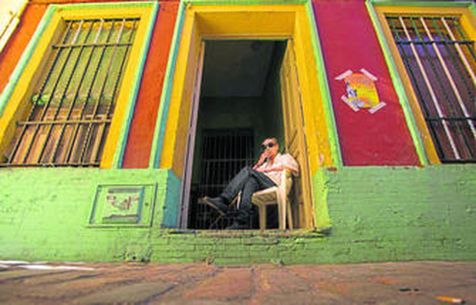 Juan Bautista fuma en la puerta de su casa, ayer por la mañana.