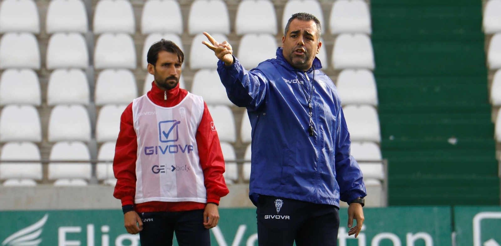 Germán Crespo da indicaciones a sus jugadores, con Álex Bernal al fondo.