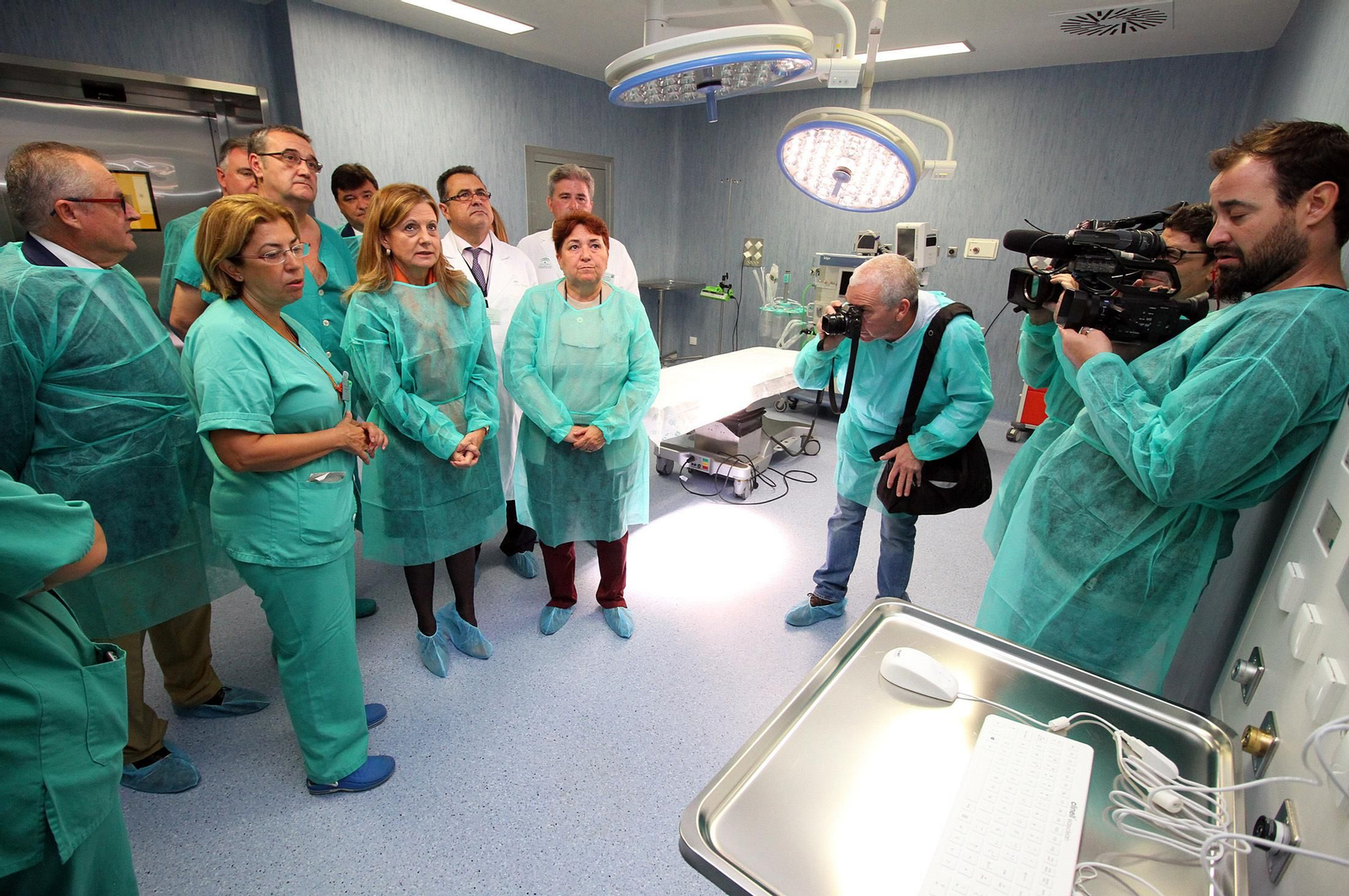 Imágenes de la visita de la consejera de Salud, Marina Alvarez, a los dos nuevos quirófanos que estrenará el Hospital Infanta Elena.