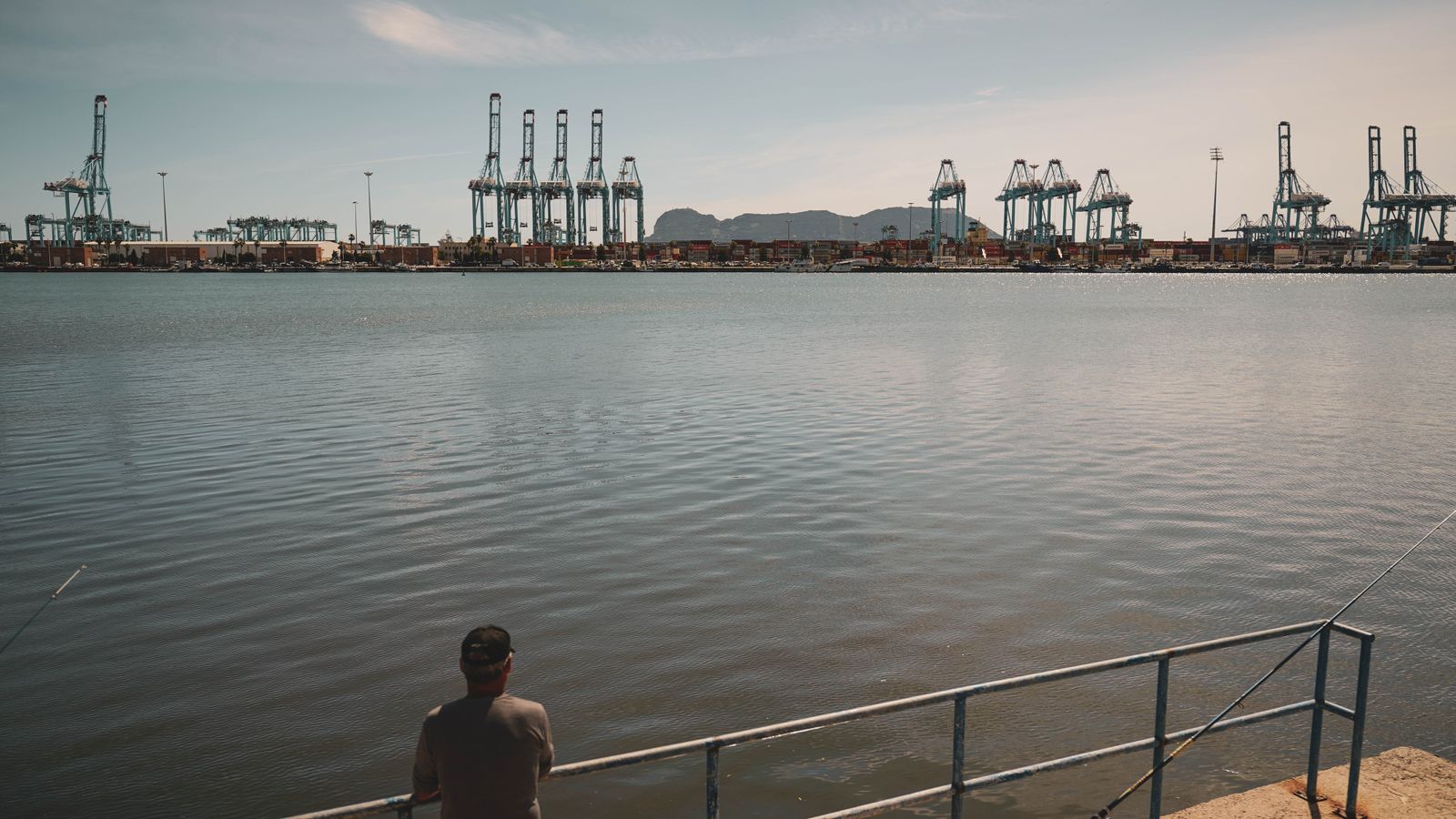 Personas disfrutando del mañaneo en el paseo marítimo de Algeciras, en imágenes