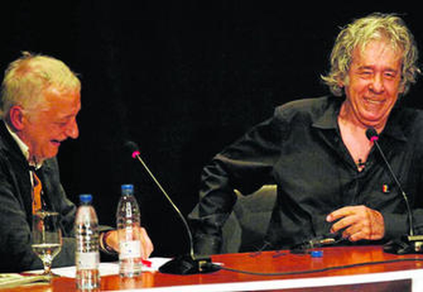 Imagen de la charla que mantuvieron ayer Tato Rébora y Paco Ibáñez, dos amigos cómplices.