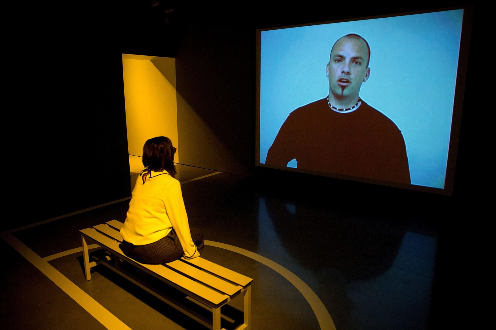 Una visitante observa la instalación de Kenneth Doren, ayer, en el Centro Pompidou Málaga.