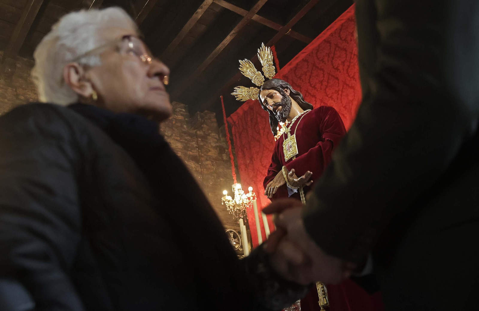 El tradicional besapiés del Cristo de Medinaceli de Algeciras, en imágenes
