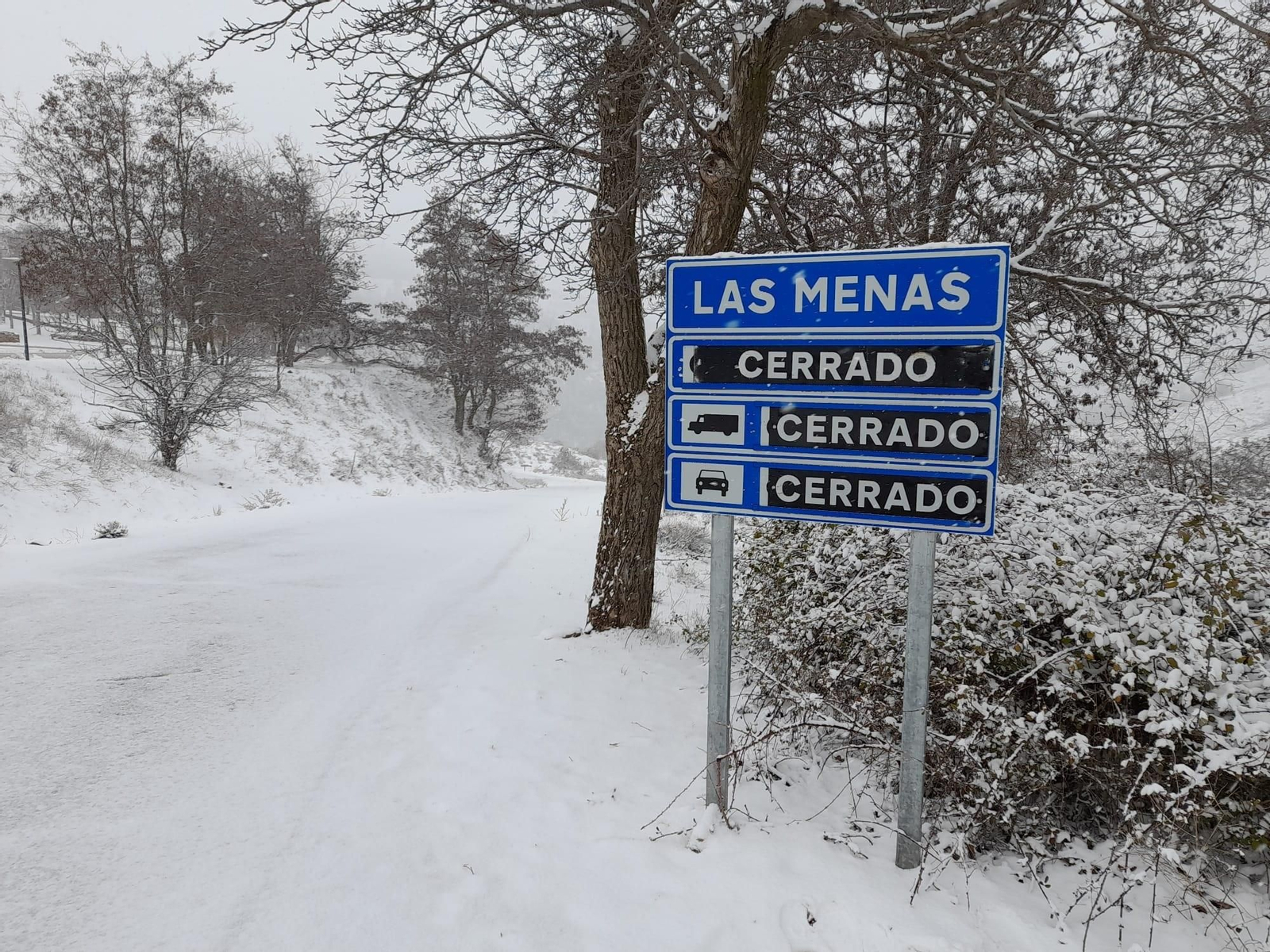 La carretera a Las Menas de Serón está cortada en estos momentos.