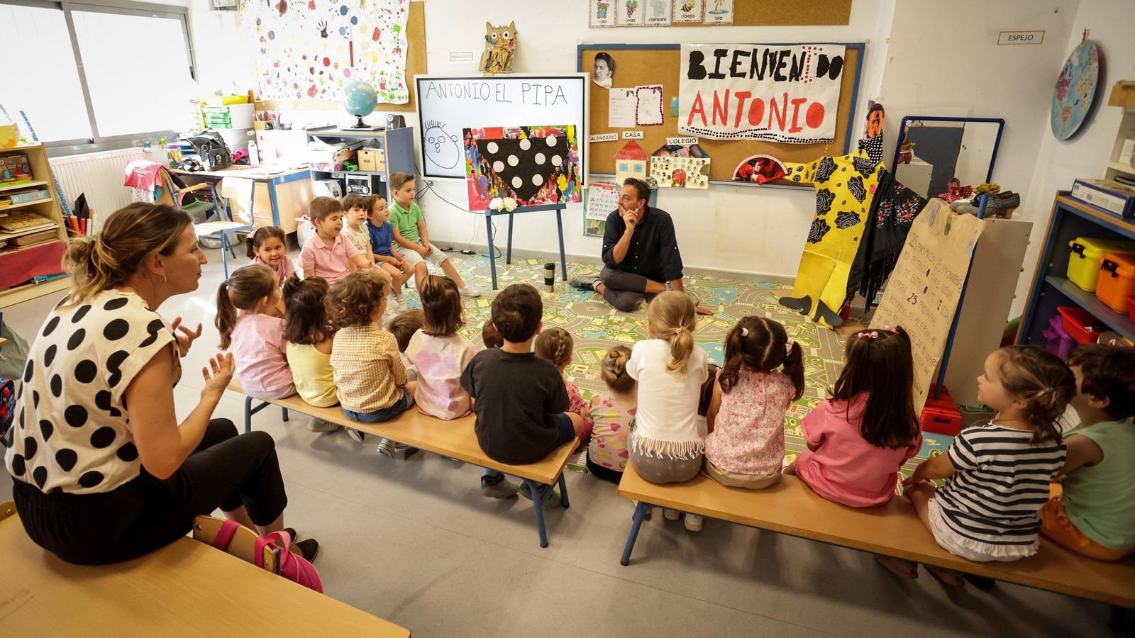 Antonio 'El Pipa', en una de las clases de Infantil del colegio Antonio Machado.