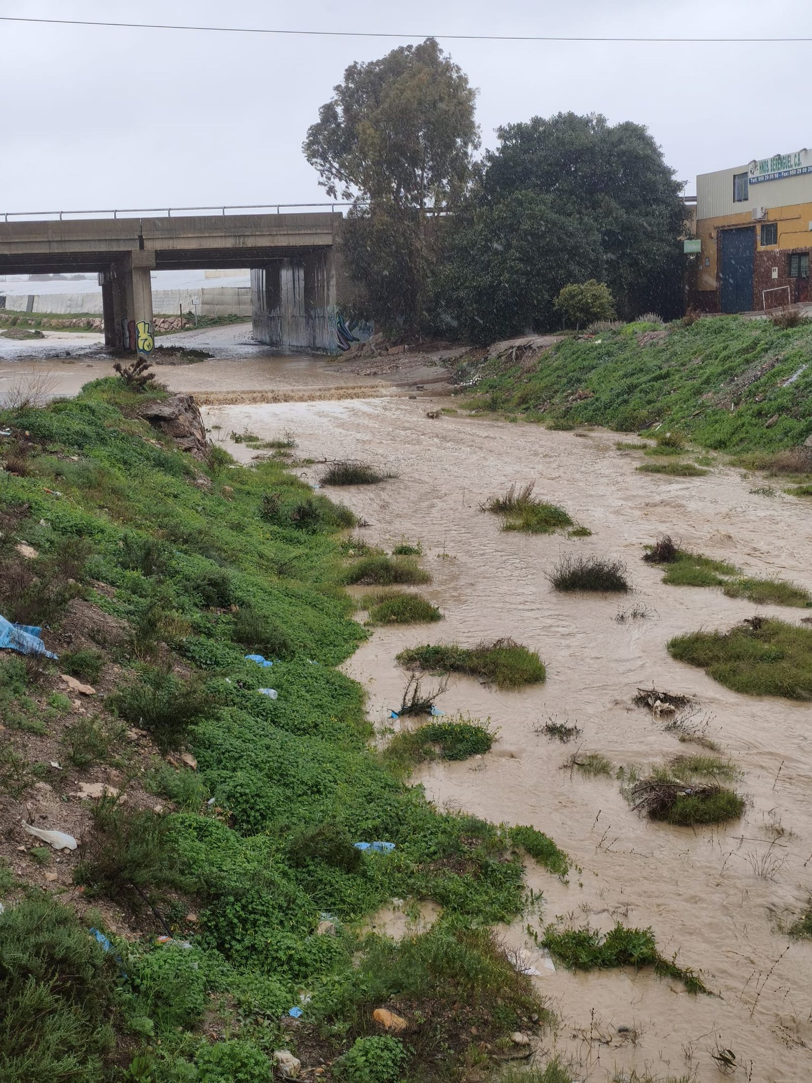 En imágenes: el temporal Kristin mantiene en vilo a toda la provincia de Almería