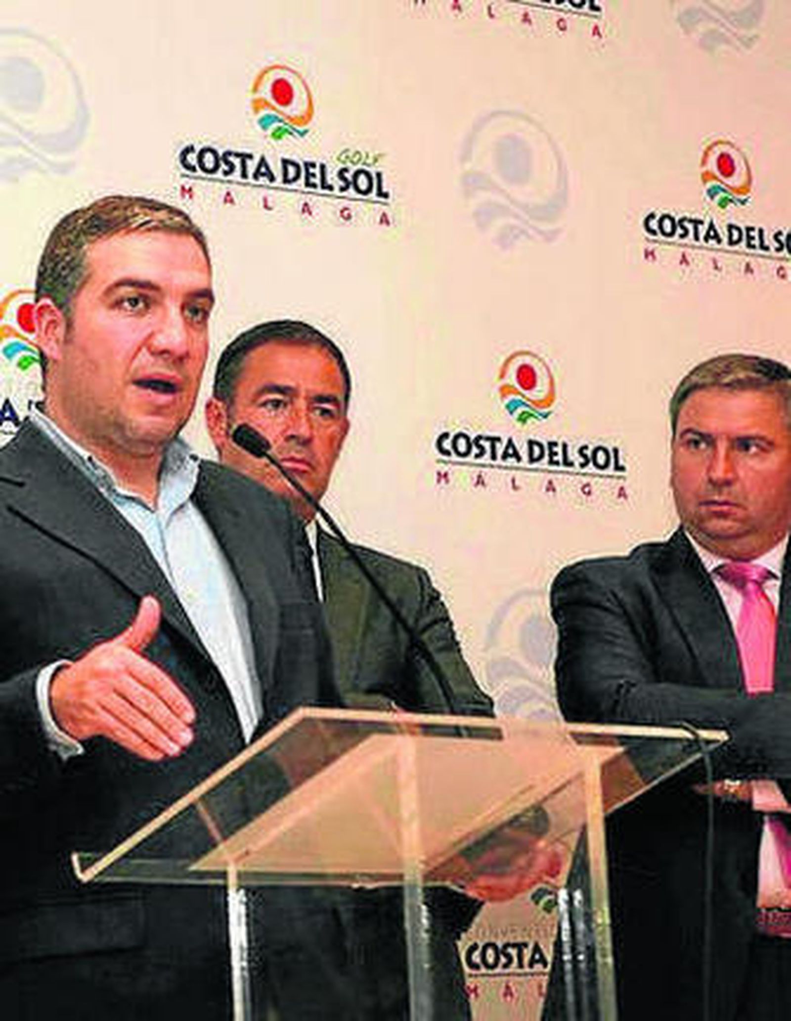 Bendodo, Arellano y Frau, ayer.