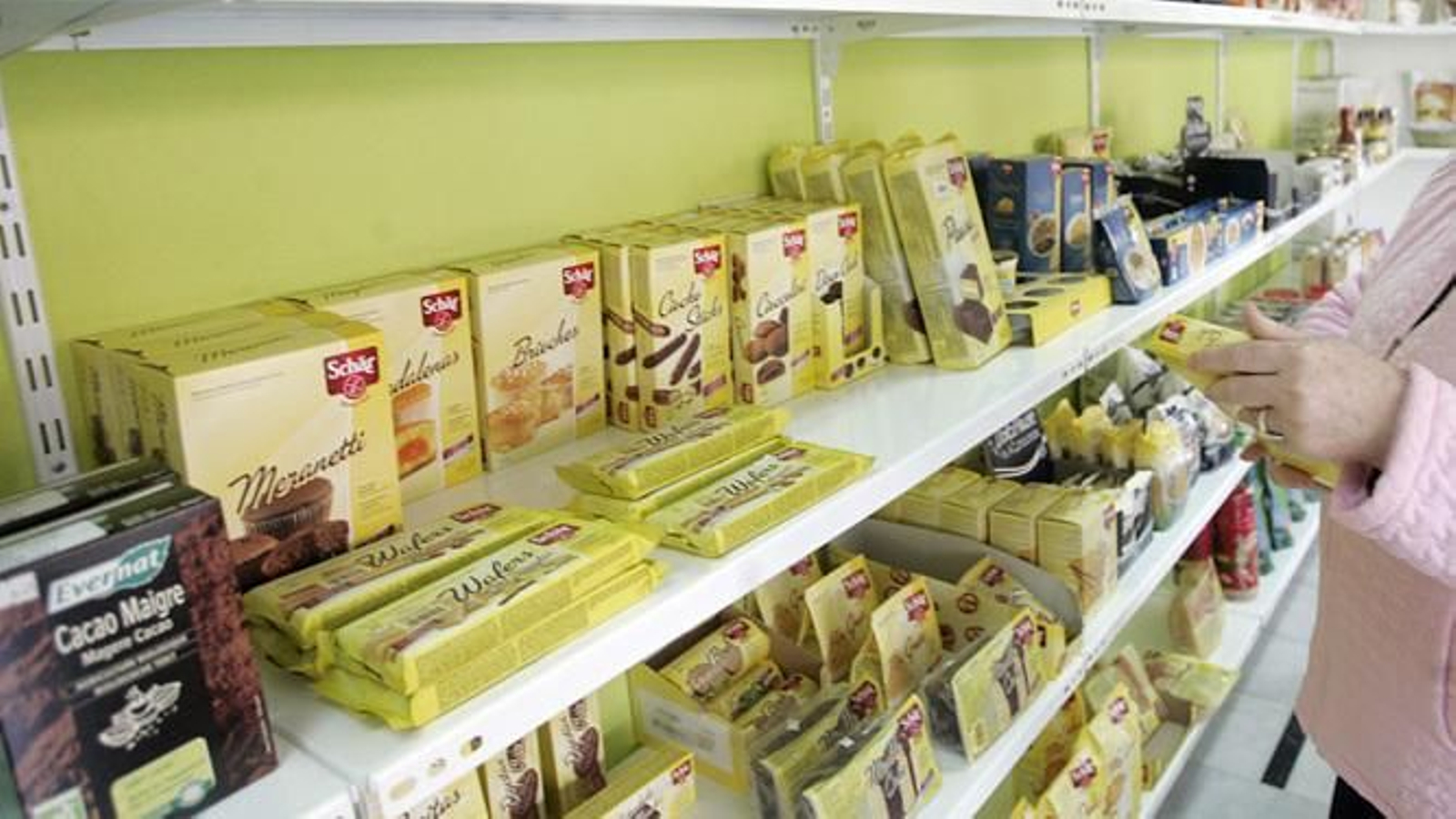 Productos especiales sin gluten en una tienda específica para celíacos.