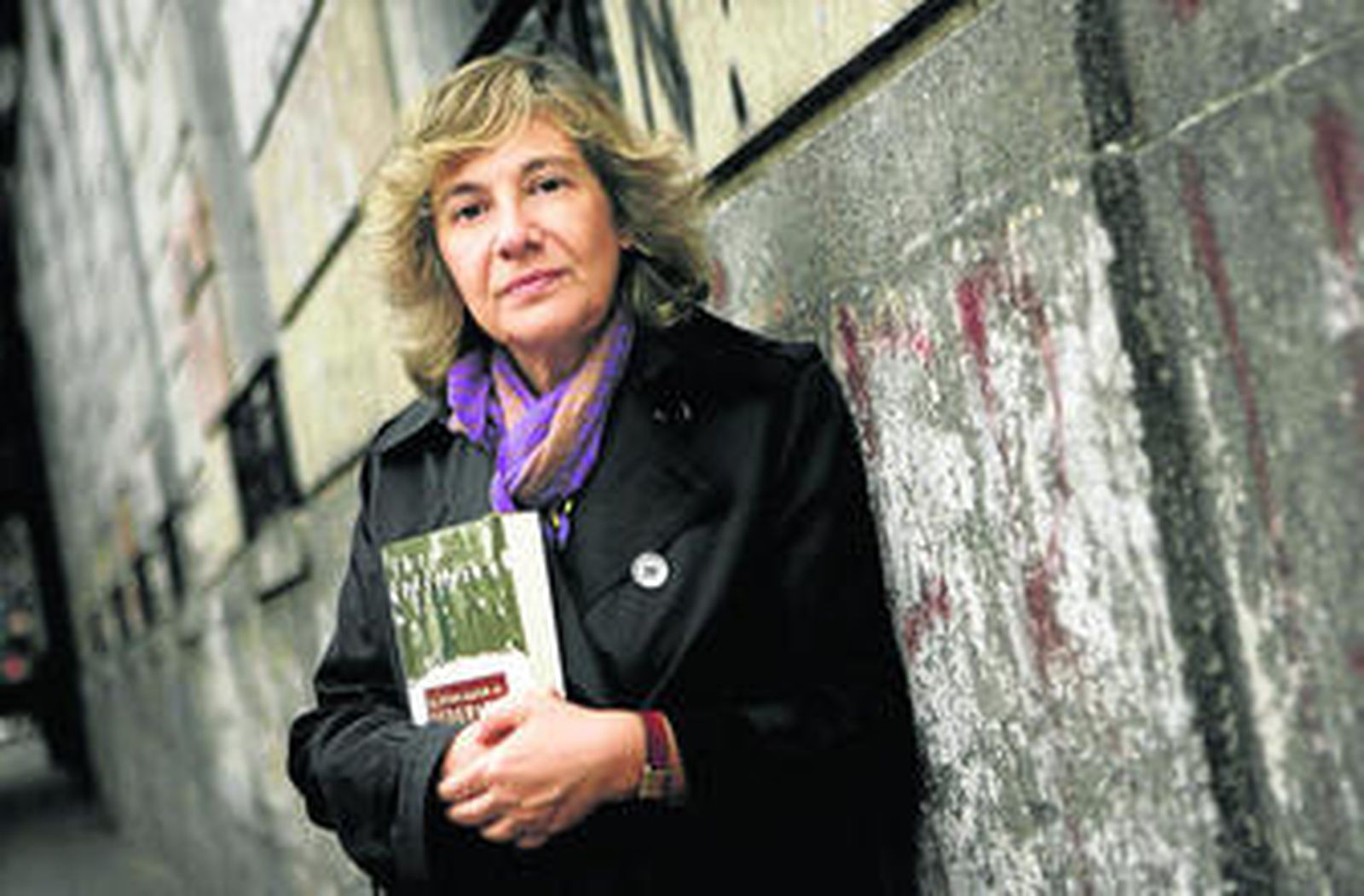 La escritora argentina Reina Roffé posa con un ejemplar de su libro 'El otro amor de Lorca'.