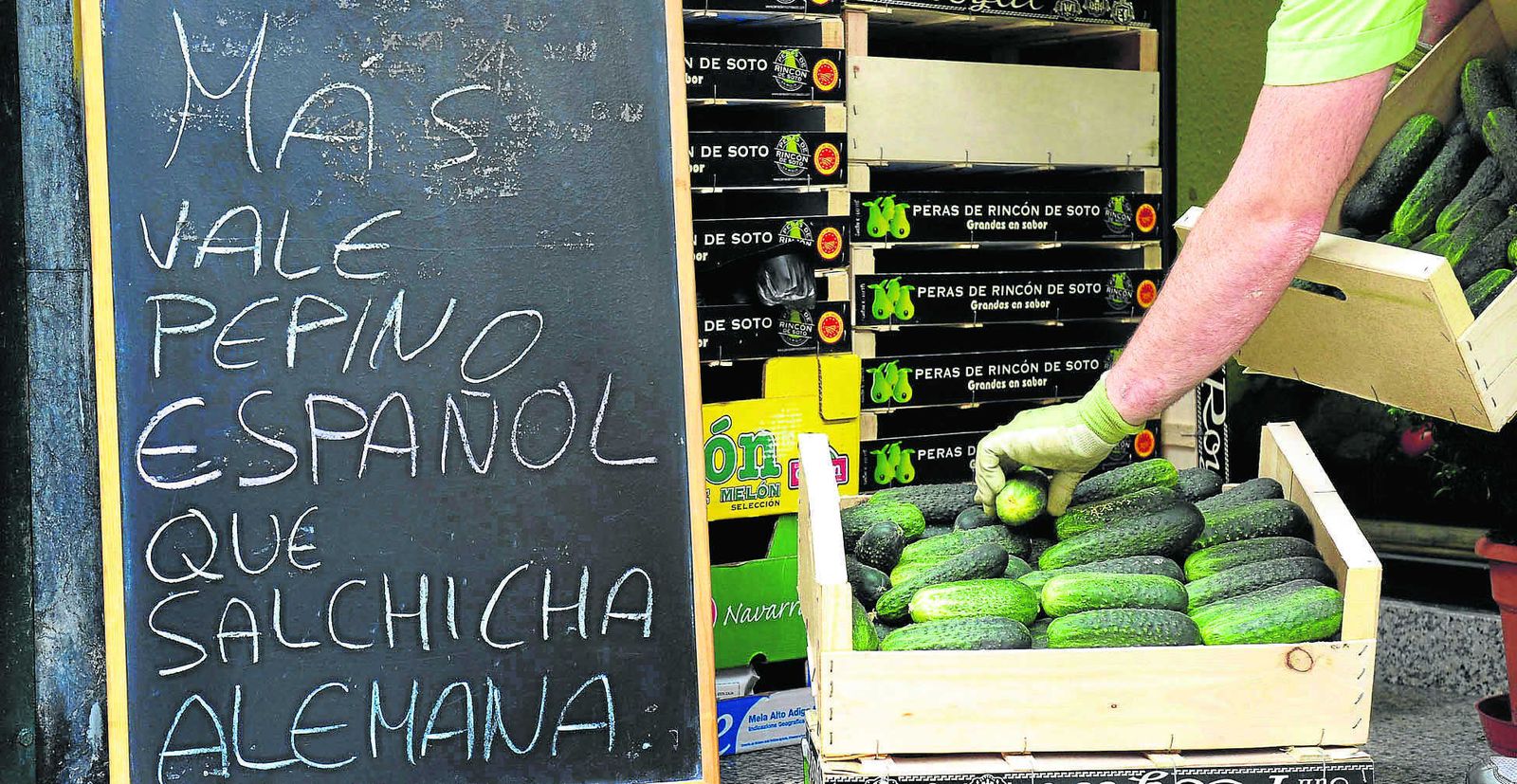 Cartel de una verdulería española durante la crisis del pepino de 2011.
