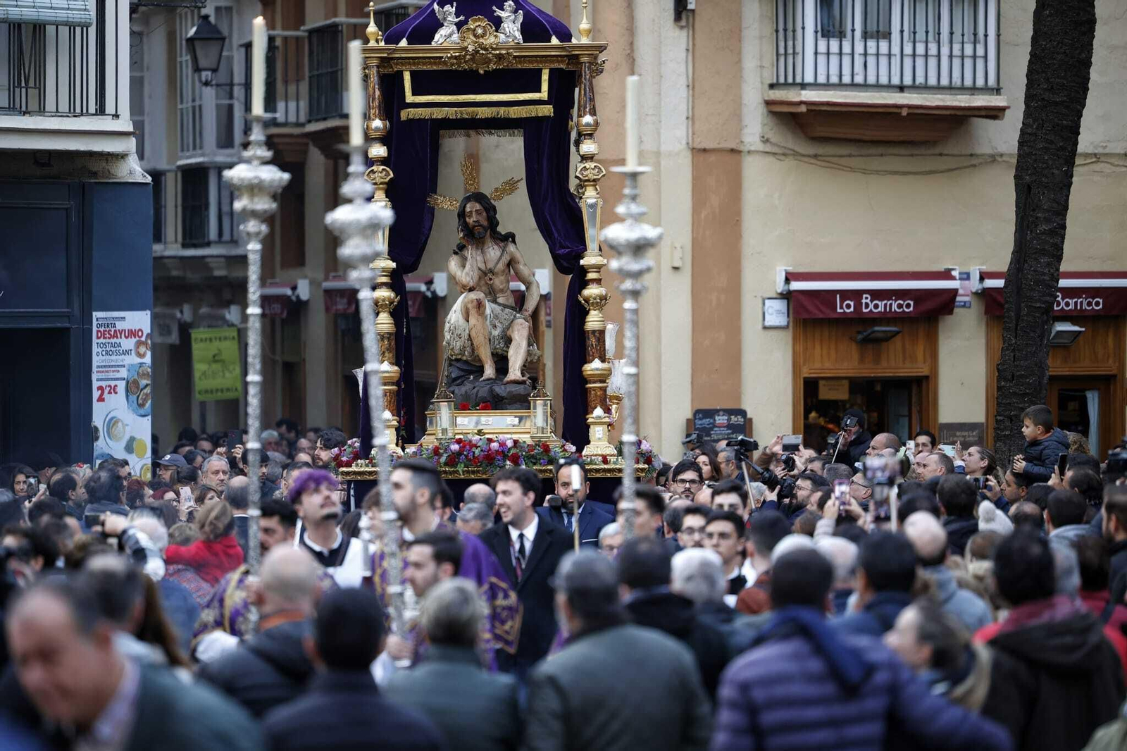Las imágenes del vía crucis oficial de las hermandades de Cádiz de 2023