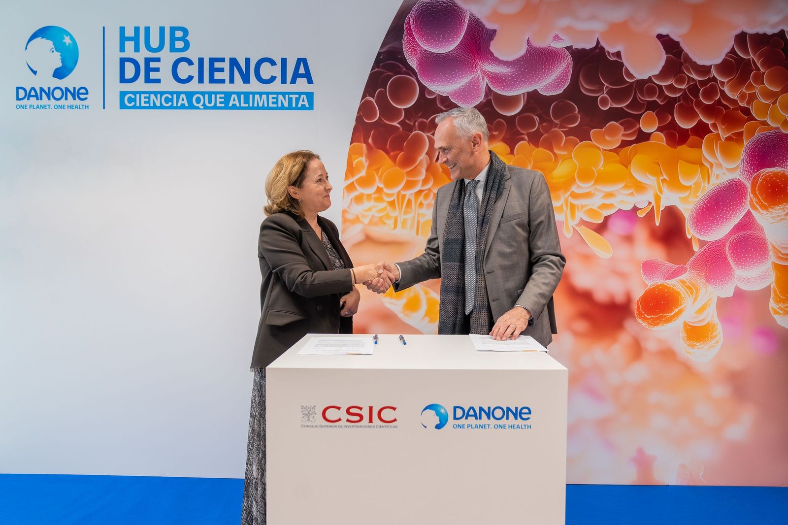 Firma del acuerdo entre CSIC y Danone con Eloisa del Pino, presidenta del CSIC y  François Lacombe, director general de Danone Iberia.