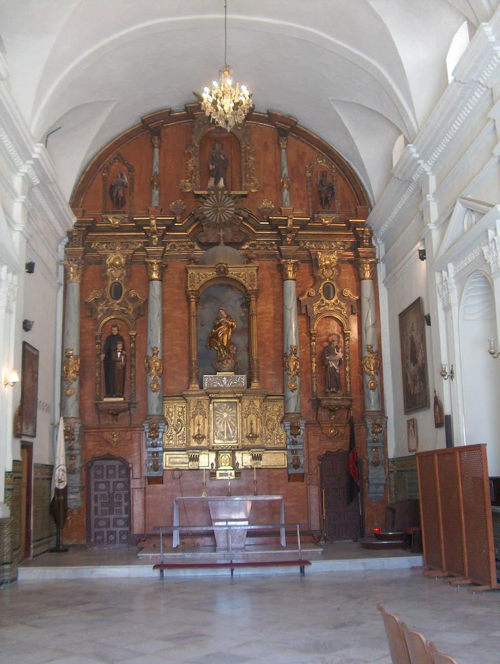 El retablo de la capilla.