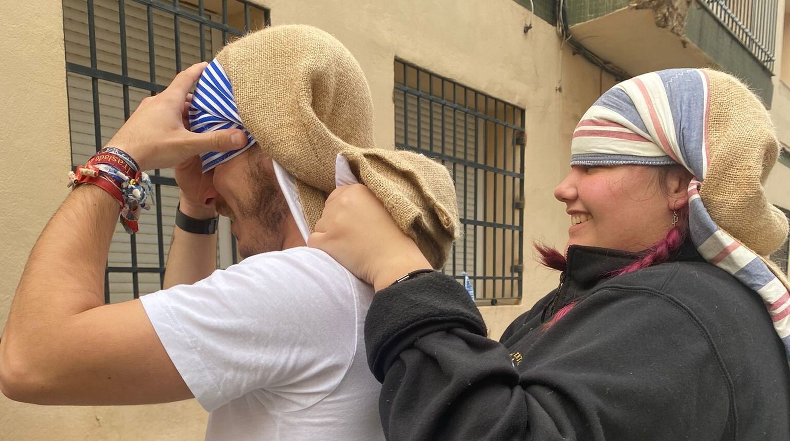 Carmen Vélez le ajusta el costal a su compañero antes de una salida procesional.