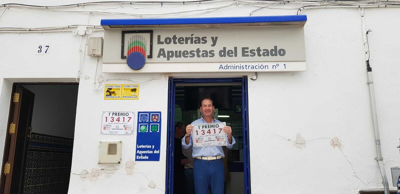 Francisco García, gerente de la Administración El Gato Sabio, muestra el premio de 600.000 euros que han dado.