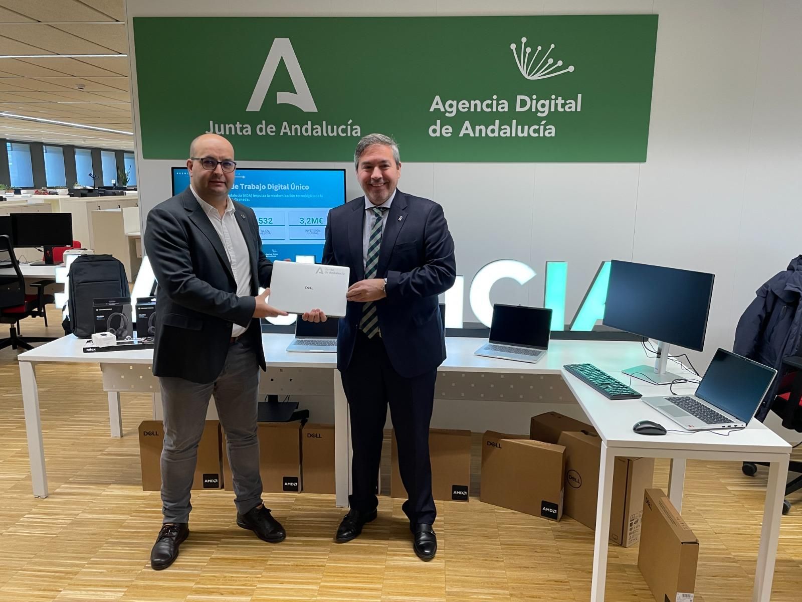 Imagen de la cesión de equipos informáticos a la Delegación de la Junta en Granada