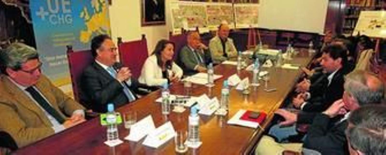 Reunión mantenida ayer entre la delegada del Gobierno, el presidente de la CHG y alcaldes del Aljarafe. Reunión mantenida ayer entre la delegada del Gobierno, el presidente de la CHG y alcaldes del Aljarafe.