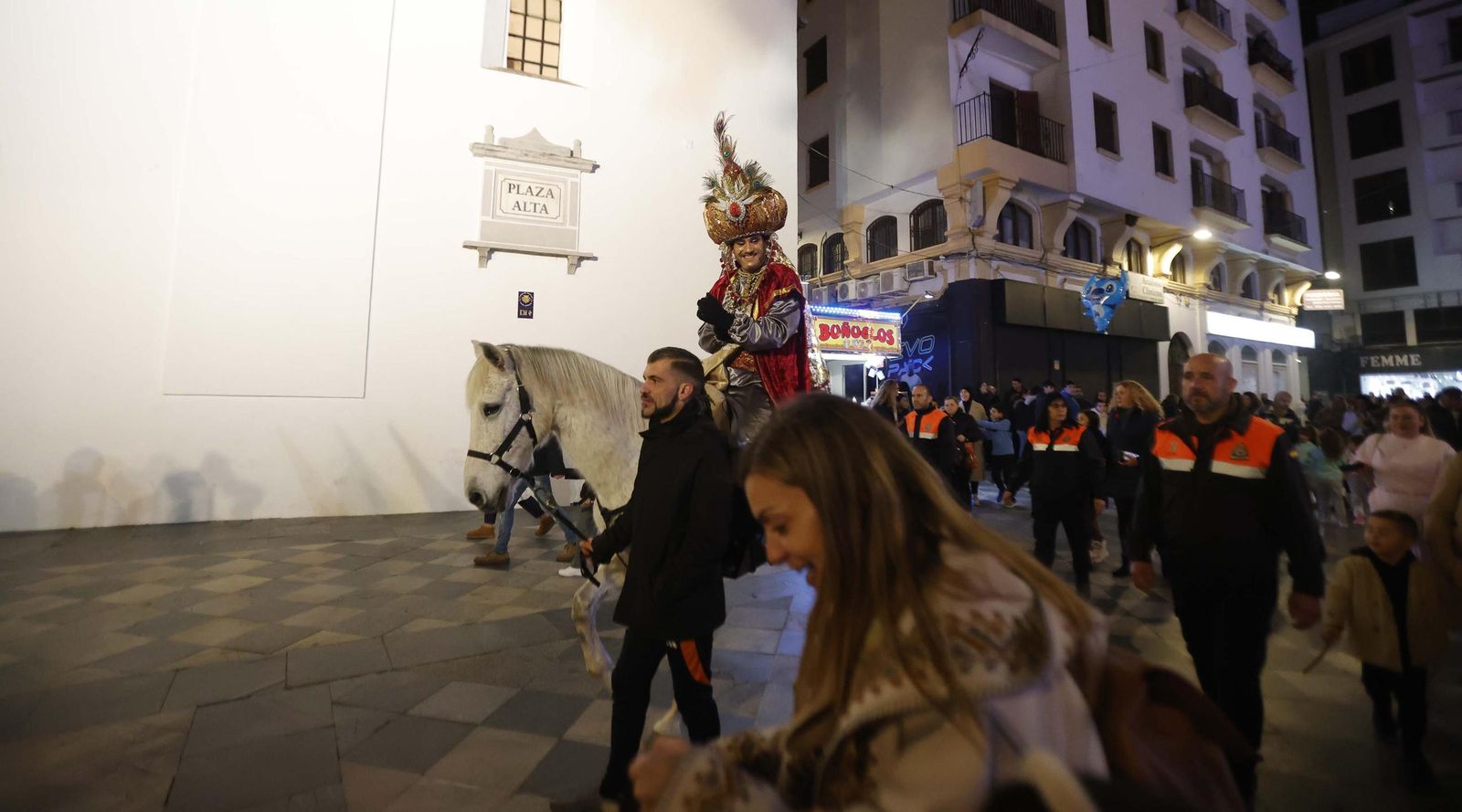 Fotos del heraldo de los Reyes Magos y su corte de beduinos en Algeciras