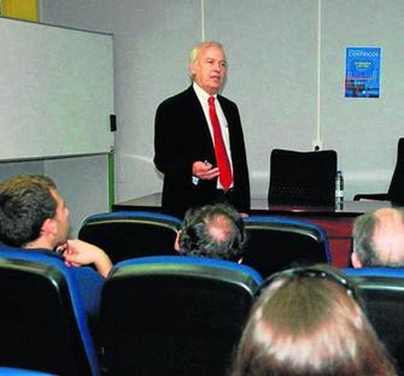 El catedrático Ernesto Carmona abre el Encuentro de Docentes de Química.