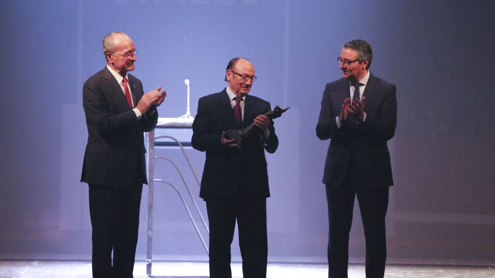 Fosforito recibe su premio de manos de Salado y De la Torre.