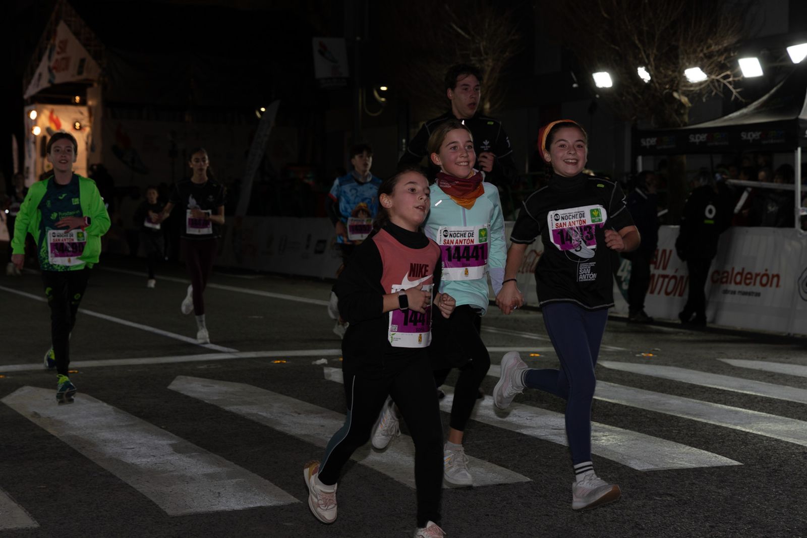 En imágenes: 2.000 atletas brillan con luz propia en la infantil de la Carrera de San Antón 2026