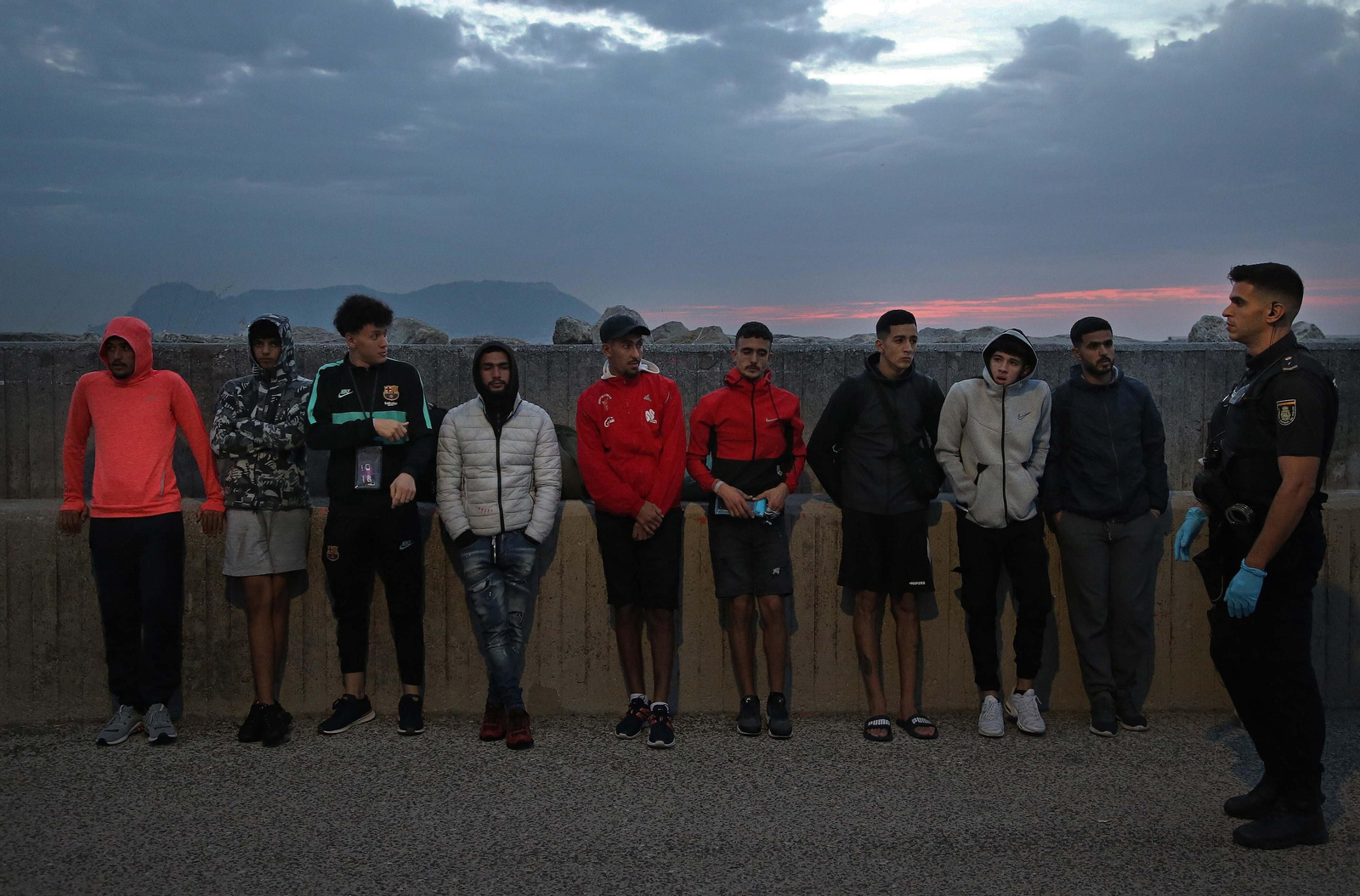 Imágenes de los 10 migrantes rescatados por Salvamento Marítimo en Algeciras