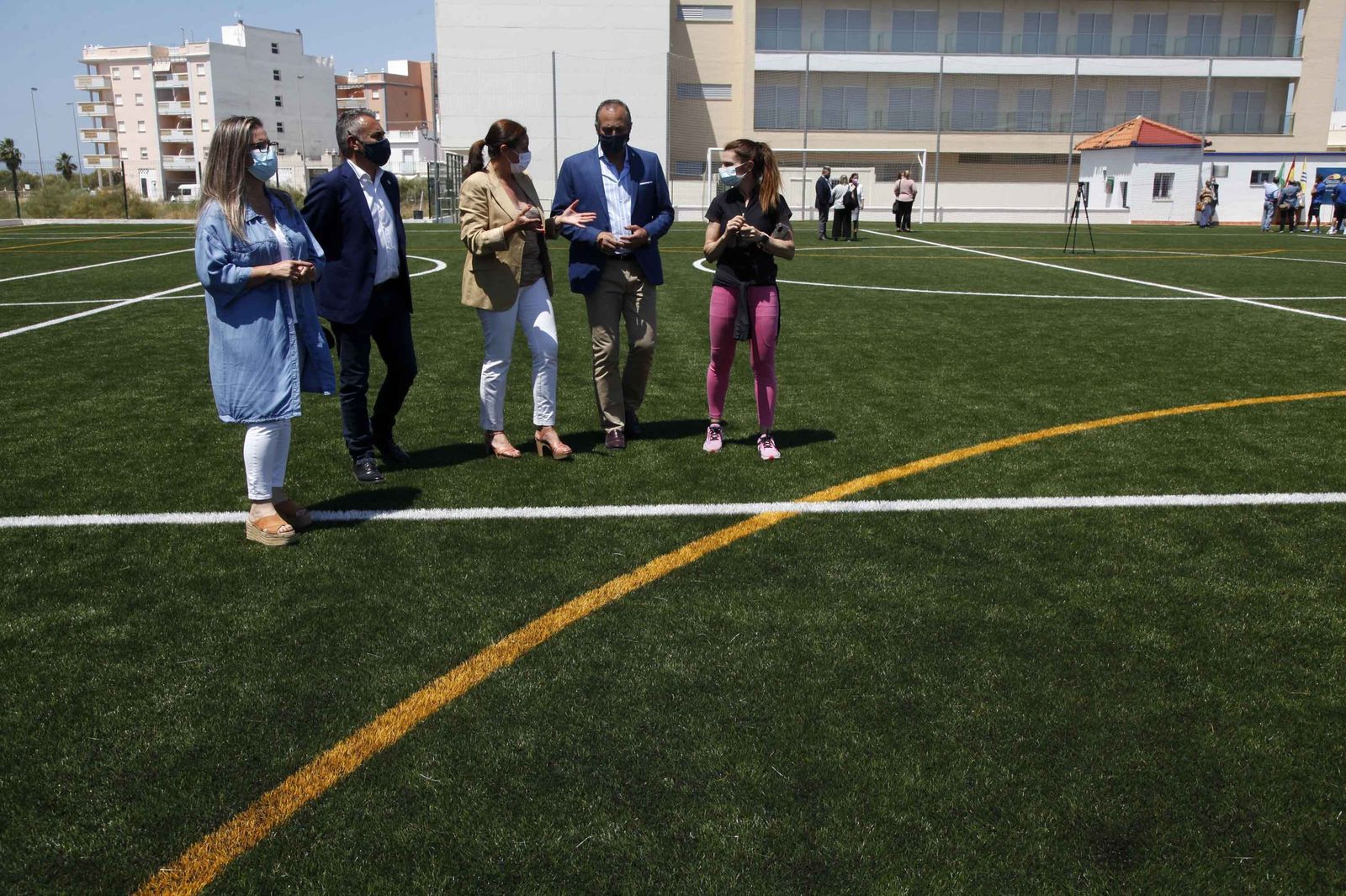 El alcalde isleño, la delegada territorial de Deportes y otras autoridades pasean sobre el nuevo césped artificial