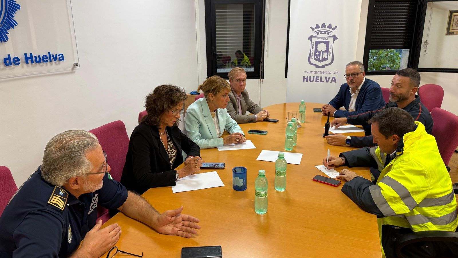Reunión de los representantes del Ayuntamiento del Huelva y de los Servicios de Emergencias Municipales.