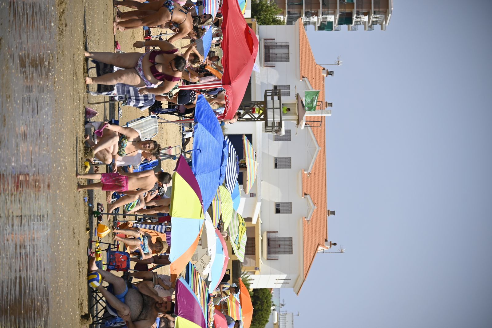 Ambiente en la playas de Huelva este sábado 22 de julio, en imágenes
